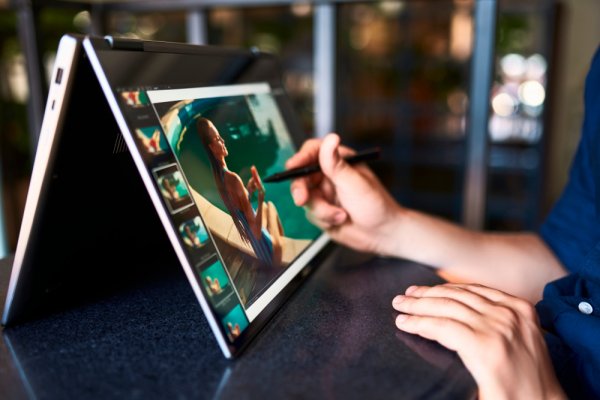 Gợi ý 10 mẫu laptop màn hình cảm ứng tiện lợi, cho bạn thỏa sức sáng tạo mọi lúc mọi nơi (năm 2023)
