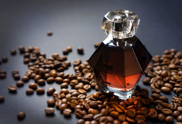 13 Rekomendasi Parfum Aroma Kopi, Berikan Aroma Hangat dalam Setiap Semprotan (2023)