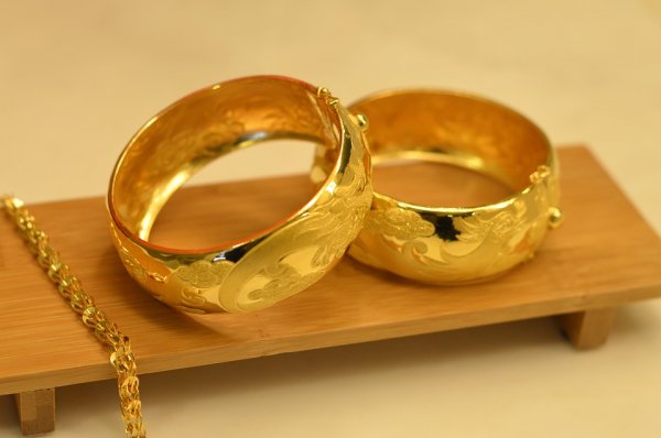 सही शादी का तोहफा ढूढ़ना एक मुश्किल काम साबित हो सकता है! 10 सोने के शादी के उपहार विचार जो आपको अन्य मेहमानों से अलग करना निश्चित करेंगे (2020)