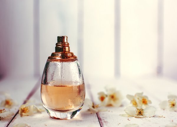 Mau Tahu Tips Memilih Parfum Wanita yang Enak? Yuk Baca yang Berikut Ini Lengkap dengan 10 Rekomendasinya!