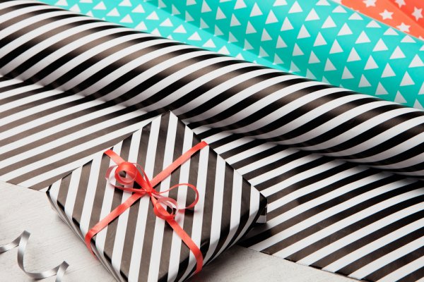 Creative Ways to Use Wrapping Paper Rolls for Your Gifts and Fun Hacks to Wrap Gifts if You Don't Have Any (2019)