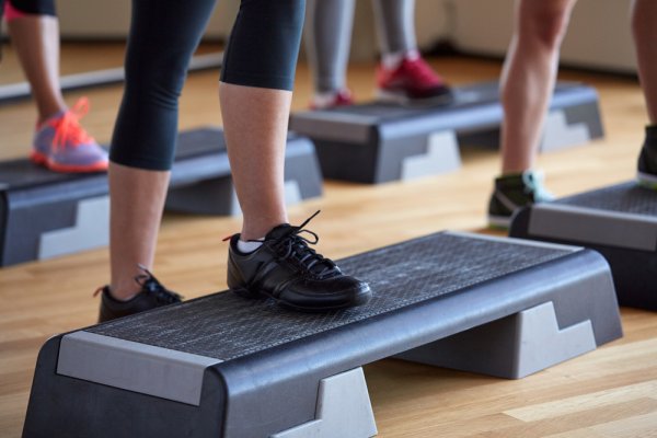 Step Aerobics is a Great Way to Stay Fit: Check out the Best Aerobic Steppers Available in India and 3 Simple But Extremely Effective Step Aerobic Exercises to Get a Complete Workout (2020)