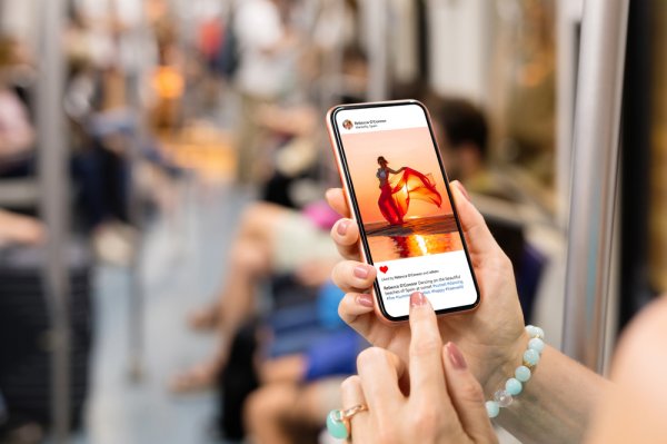 Instagram Shopping: Looking for Trendy Online Instagram Pages for Shopping? Here are the Best Instagram Shopping Pages in India(2021).
