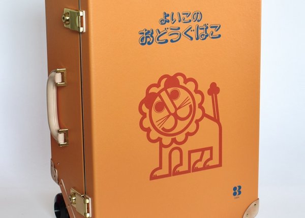 職人技が光るつくりの良さと素材の味わい 懐かしいデザインがマッチした よいこのおどうぐばこ キャリーバッグ の開発秘話を取材 株式会社デビカ ベストプレゼントガイド