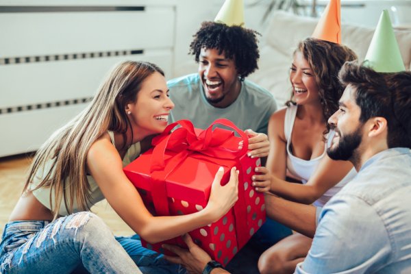 Gợi ý 10 cách làm quà sinh nhật cho bạn thân độc đáo, dễ làm (năm 2022)
