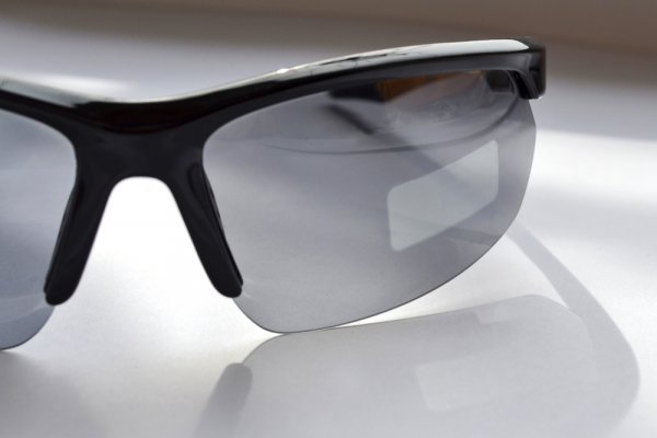 10 Merek Kacamata Photochromic Terbaik Untuk Pria dan Wanita (2023)