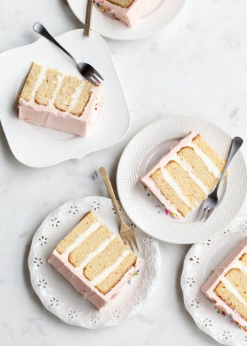 क्या आपने कभी किसी ऐसे व्यक्ति से मुलाकात की है जिससे बटर क्रीम केक पसंद नहीं?10 विधिया बटरक्रीम केक बनाने के लिए जो आपके स्थिर व्यंजनों में से एक बन जाएगा!
