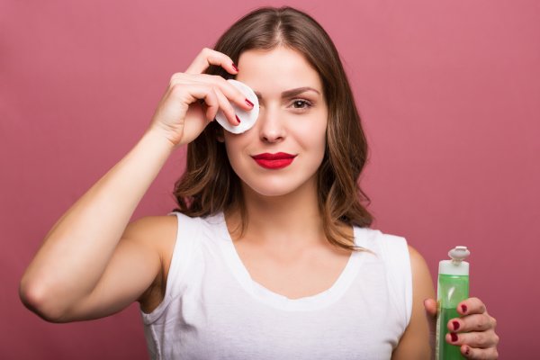 10 Rekomendasi Produk Makeup Remover yang Murah dan Dijamin Tidak akan Menguras Kantongmu (2023)