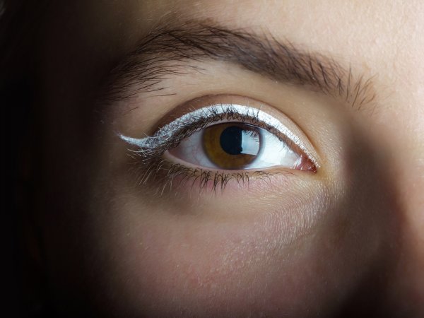 Ciptakan Efek Mata Dramatis dengan 10 Rekomendasi Eyeliner Putih Ini!