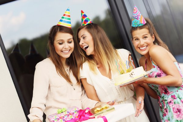 Tặng quà sinh nhật gì cho bạn thân nữ? Tham khảo ngay 10 món quà ý nghĩa nhất khiến nàng thích mê (năm 2022)