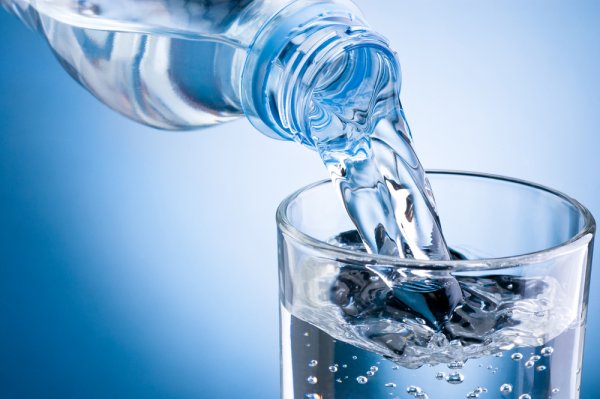 Mau Beli Minum? Baca Dulu Rekomendasi Air Mineral Terbaik Ini! (2023)