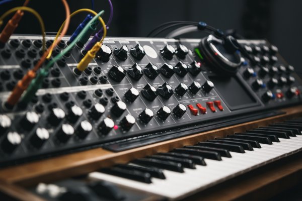 10 Rekomendasi Synthesizer untuk Eksplorasi Suara Kreatif yang Lebih Menarik (2023)