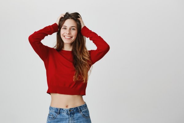 Ingin Tampil Seksi dan Stylish? 9 Rekomendasi Sweater Setengah Badan Ini Bakal Bantu Kamu Tampil Menawan