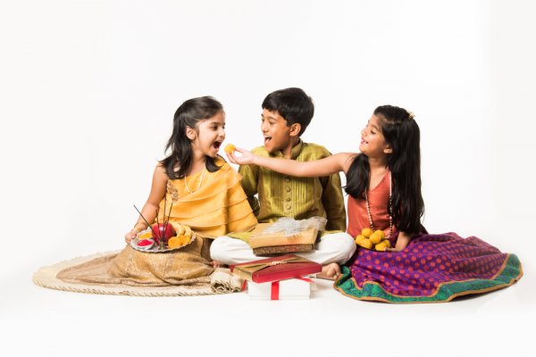 Pick One of These Bhaubeej Gifts for Your Sister and Bond with Her on This Wonderful Festival of Sibling Love (2019)!