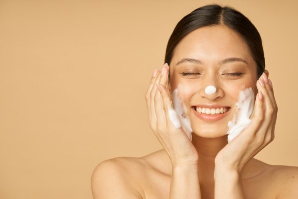 10 Rekomendasi Face Wash untuk Kulit Kering, Ditinjau Dokter Ahli untuk Kulit Lebih Lembap Alami! (2024)