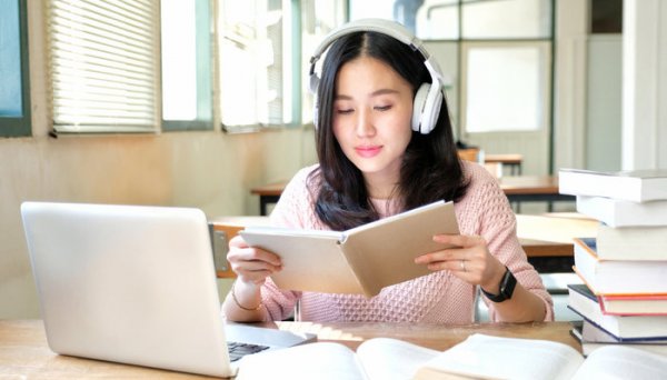 क्या पढ़ाई करते हुए संगीत सुनना आपकी पढ़ाई में मदद करता है? जी हाँ करता है: यहां संगीत सुनने के लाभ की एक सूची दी गई है, इसे आपको आजमाना चाहिए (2020) 