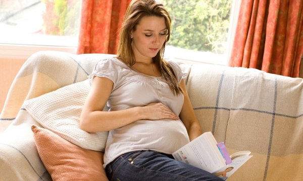 Ready to Curl up on the Couch with Pickles or Ice Cream and a Good Book? 10 Books on Pregnancy You Should Read When Expecting (2020)