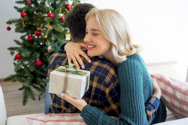 30代の彼女が最高に喜ぶクリスマスプレゼントランキング 予算 相場やおすすめの渡し方も徹底解説 ベストプレゼントガイド