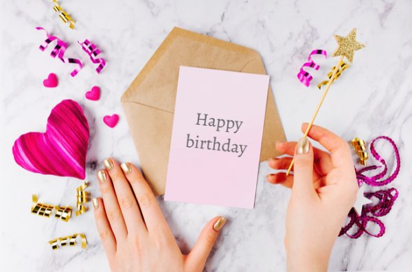जन्मदिन पर प्रेमिका को उपहार से साथ-साथ कुछ मीठे संदेश भी जरूर दें: गर्लफ्रेंड के लिए जन्मदिन पर रोमांटिक संदेश, साथ में गिफ्ट आईडिया और जन्मदिन को यादगार बनाने के लिए अन्य टिप्पणियाँ (2020)