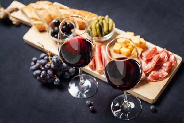 Gợi ý 10 món ăn nhẹ với rượu vang đỏ phù hợp nhất (năm 2021)