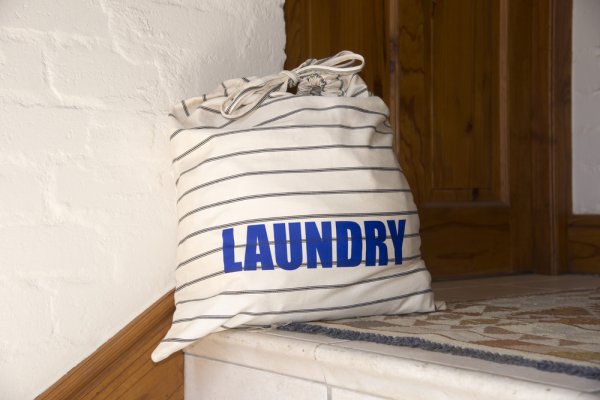 7 Rekomendasi Tas Laundry yang Memudahkan Anda untuk Menyimpan Pakaian Kotor