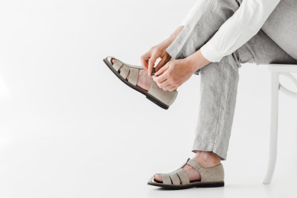 10 Rekomendasi Sepatu Sandal Pria Ini akan Bikin Kamu Makin Keren (2023)