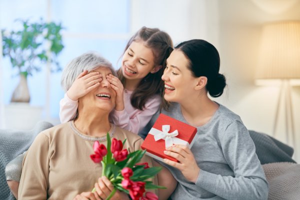 Gợi ý 10 món quà 8/3 cho người lớn tuổi thiết thực và tinh tế nhất (năm 2023)