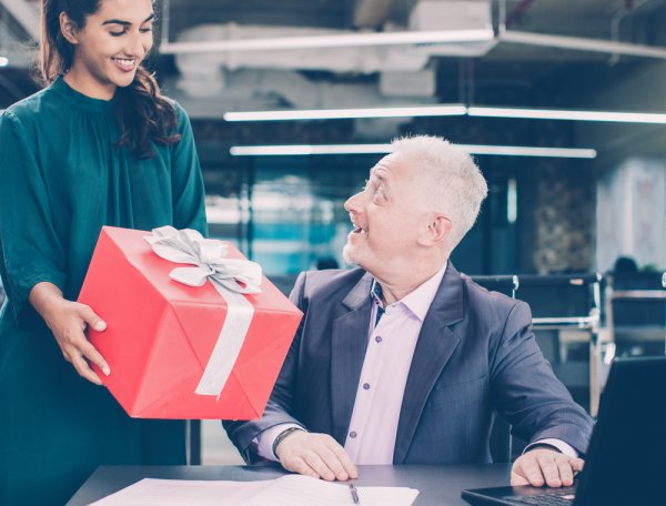 Gifting Your Male Boss 101: We've Cracked the Code for You! Find Useful Tips and 10 Amazing Gift Ideas for Your Boss in 2019