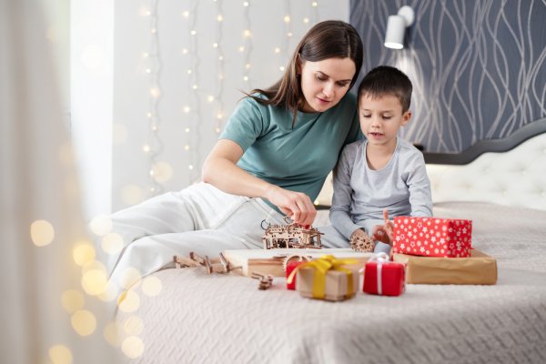 Gợi ý 10 món đồ chơi trí tuệ làm quà cho bé trai 2 tuổi theo phương pháp Montessori (năm 2021)