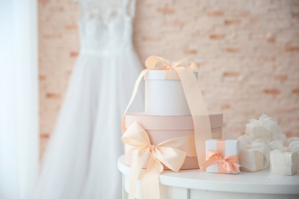 15 Rekomendasi Kado Pernikahan yang Penuh Manfaat untuk Pengantin Baru (2023)