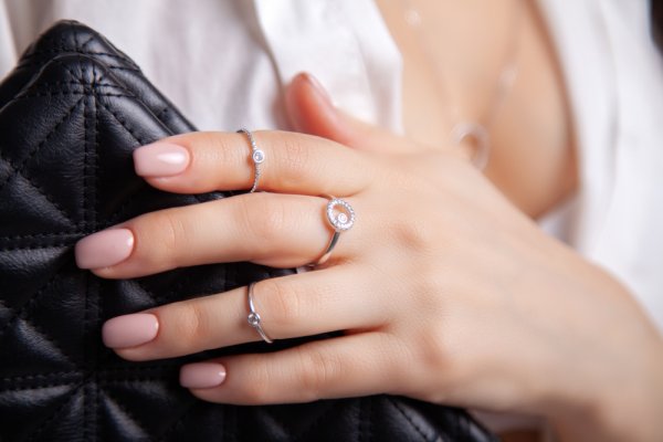 10 loại nhẫn bạc phong thủy nữ giúp bạn gái chiêu tài hút lộc và vạn sự hanh thông (năm 2022)