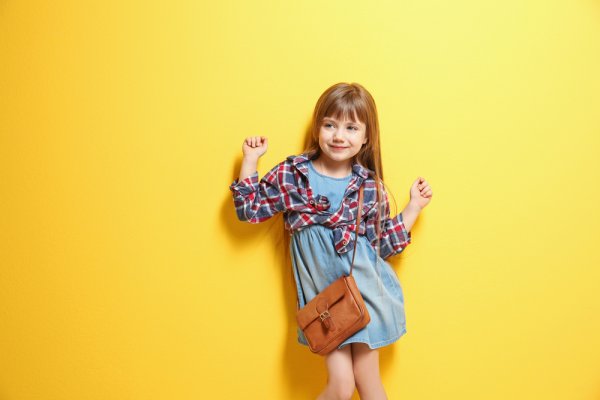 10 Rekomendasi Tas Selempang Anak untuk Lengkapi Gaya Fashionnya! (2023)