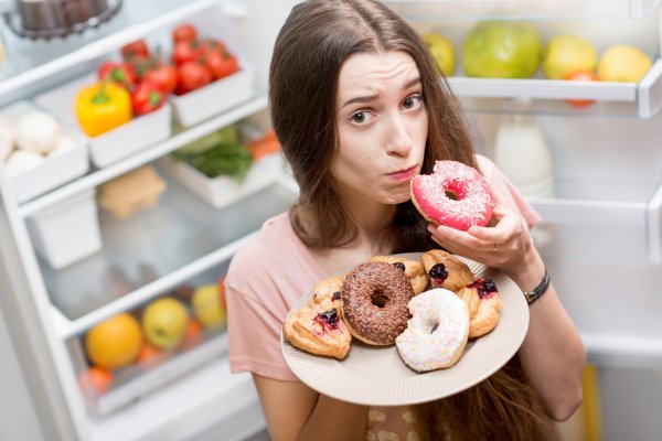 Suka Makan Camilan Manis? Ini 8 Tips Kendalikan Diri Makan Camilan Manis