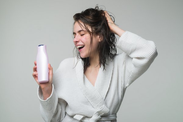 15 Pilihan Shampoo Anti Rontok Terbaik untuk Rambut yang Lebih Sehat dan Kuat, Terbaru Tahun 2023	