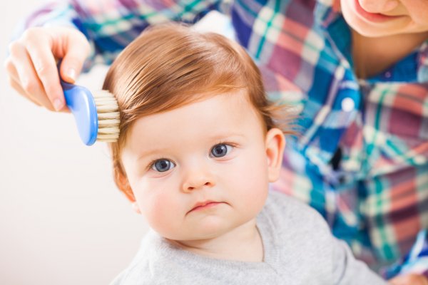 10 Rekomendasi Minyak Rambut Bayi Terbaik yang Bikin Rambut si Kecil Lebat (2023)