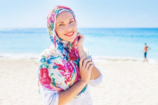 9  Pilihan Baju Muslim Motif Bunga yang Cantik dan Modis
