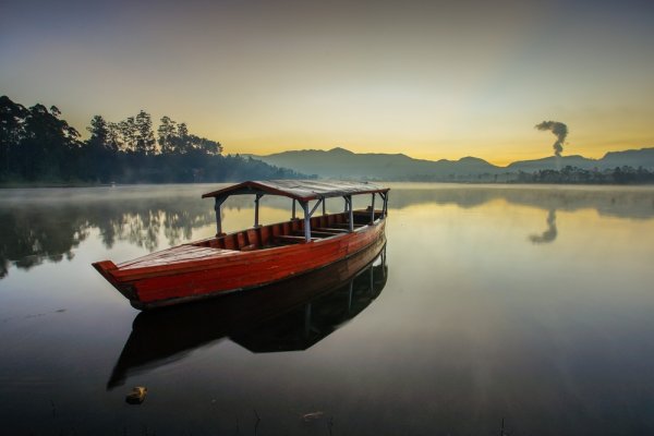 5 Danau Unik Ini Bikin Kamu Ngebet Keliling Indonesia