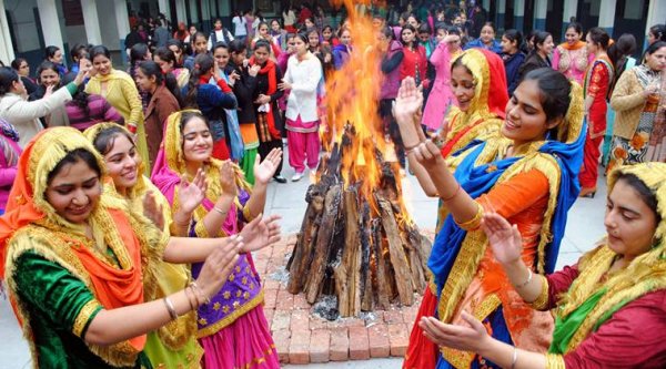 Lohri 2019: Light Up a Bonfire And Get the Party Started with These Amazing Gifts Pack Ideas