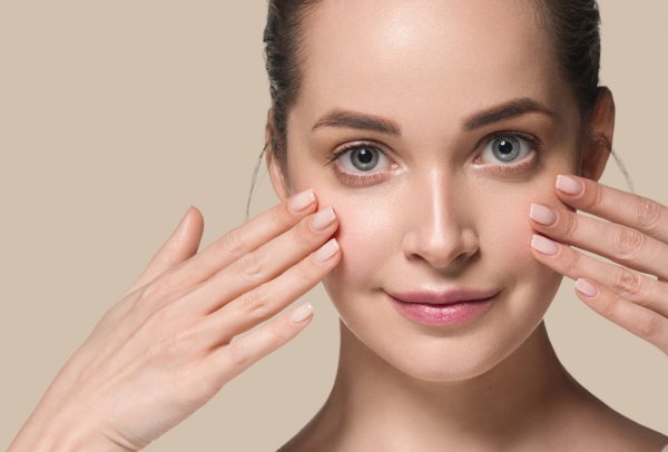 10 Rekomendasi Kosmetik untuk Kulit Sensitif, Mulai Face Primer sampai Setting Spray (2023)