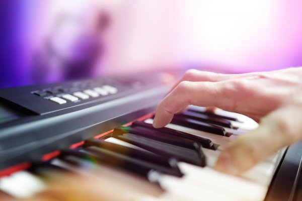 Mainkan Musik Terbaik dengan 10 Rekomendasi Keyboard Musik Terbaik 2020 Berikut Ini! 
