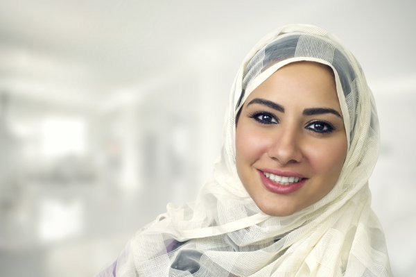 Bikin Jilbab Putih Makin Semarak dengan 8 Perpaduan Gaya Ini