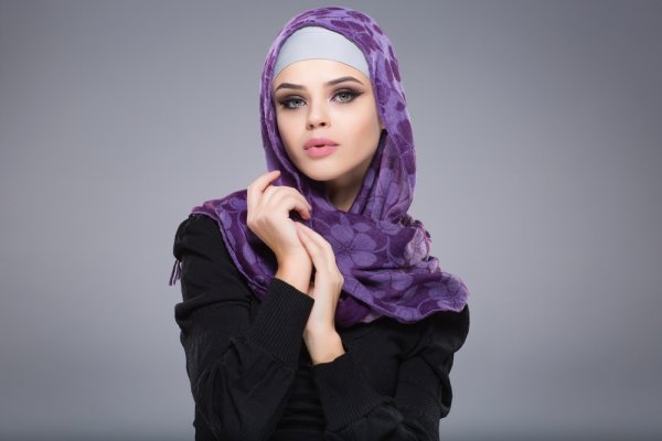 Tampil Lebih Tirus untuk Kamu yang Berwajah Bulat dengan 8 Rekomendasi Jilbab Paling Trendi