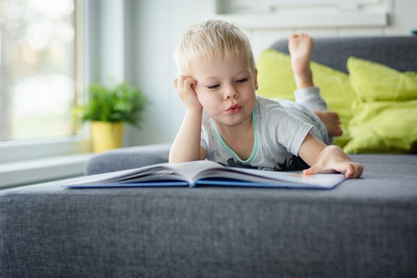 Gợi ý 10 cuốn sách cho bé 2 tuổi giúp bé phát triển toàn diện (năm 2022)