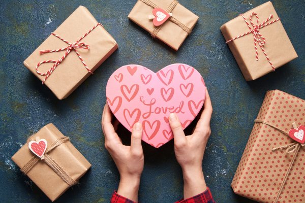 Gợi ý 10 món quà có thể mua online làm quà tặng Valentine ý nghĩa (năm 2021)