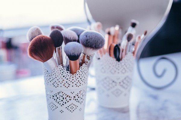 Bikin Makeup  Lebih Merata dengan 10 Rekomendasi Merek Powder Brush Terbaik dari BP-Guide (2023)
