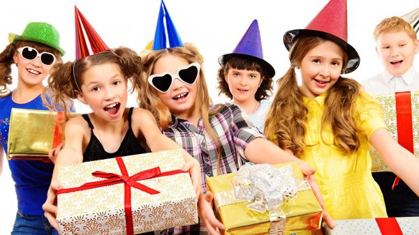 क्या आप जानते है,की अच्छे संबंधों की शरुआत अच्छे उपहार से होती है?और जब उपहार जन्मदिन का हो तो इसका प्रभाव और अधिक हो जाता है : यहां जन्मदिन पर देने के लिए 10 बेहतरीन तोहफ़े उपलब्ध है और साथ में उपहार चुनने की मार्गदर्शिका दी गयी है ।(2020)