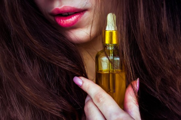 Bỏ túi ngay 10 loại lip oil để dưỡng cho đôi môi bạn căng bóng và ẩm mượt suốt cả ngày (năm 2022)