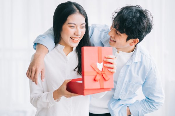 Gợi ý 10 món quà Valentine trắng ý nghĩa nhất dành tặng người yêu (năm 2022)