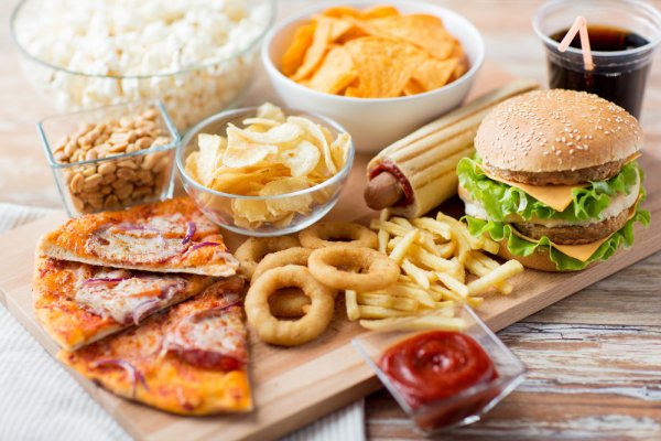 14 Makanan yang Berbahaya Bagi Kesehatan Jika Dikonsumsi secara Keliru atau Berlebihan