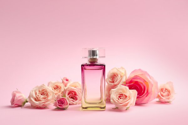 Gợi ý 10 nước hoa mùi hoa hồng quyến rũ cho phái đẹp (năm 2022)